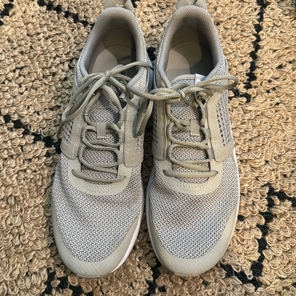 Men’s Puma shoes EUC, Size 11